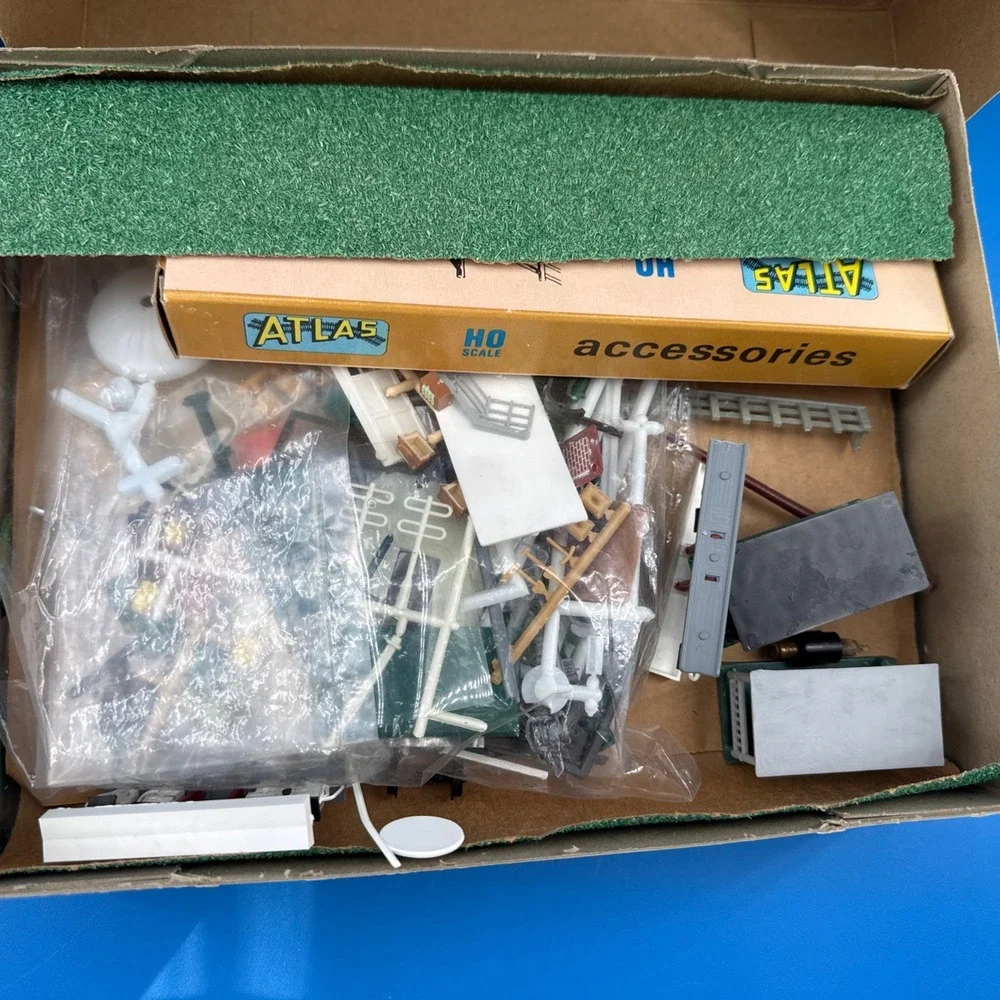Vintage HO Scale Building Kits Lot Atlas Passenger Station POLA Sawmill As-Is